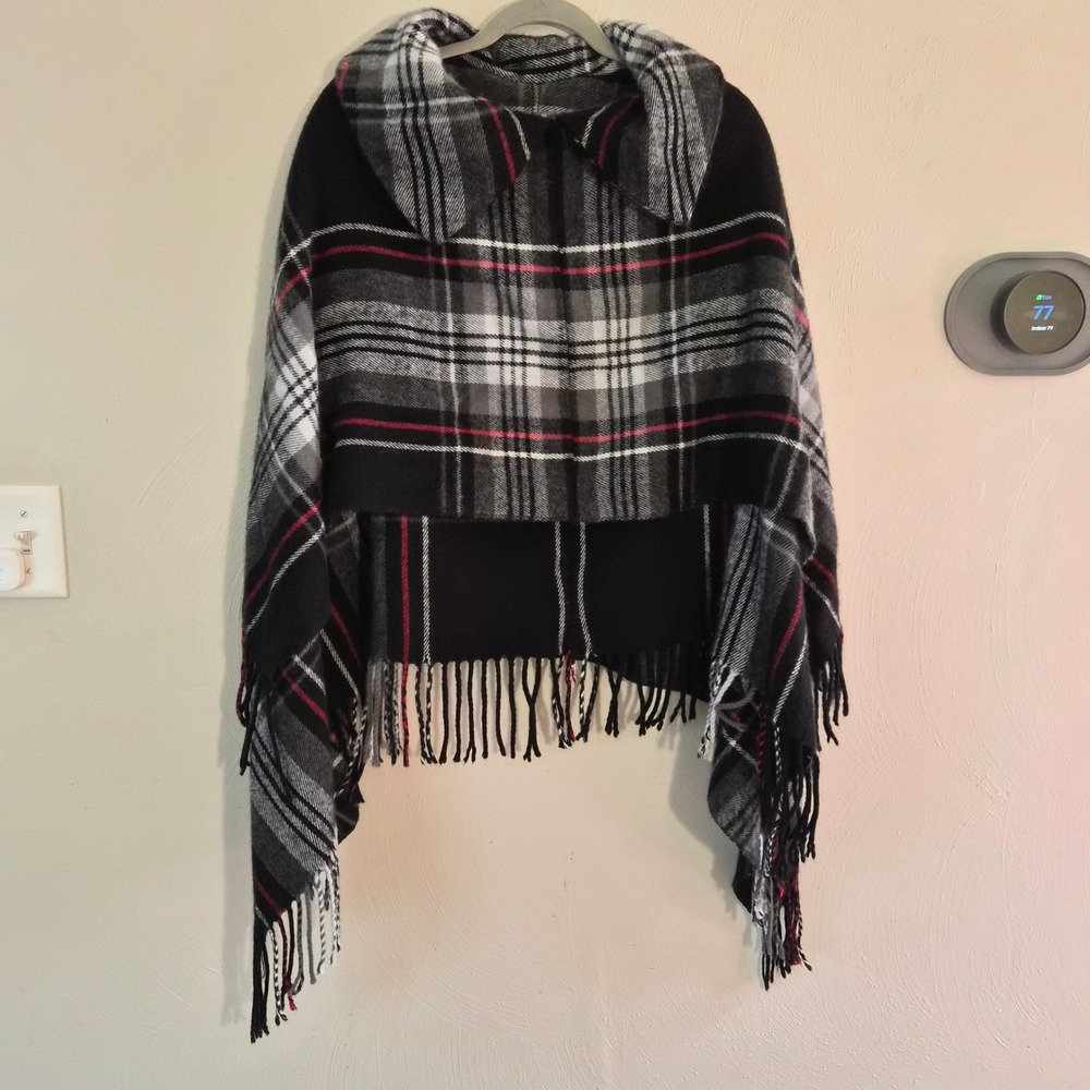 Steve Madden Plaid Poncho Wrap Black White Red Fringed One Size Cabin Core Cozy